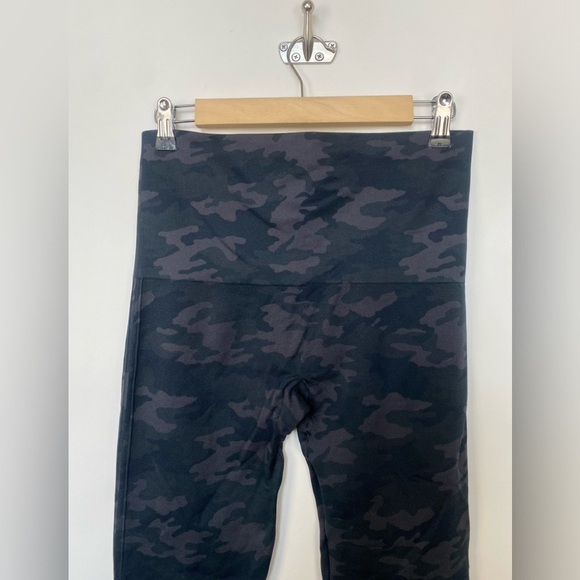 NWOT SPANX Look At Me Now Seamless Camo
Leggings Womens X-Large - Picture 5 of 12